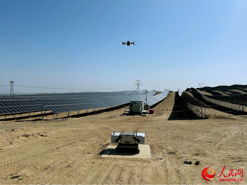 大唐十四师昆玉100万千瓦光伏基地积极开展数字化、智能化改造,实现智慧运行、智慧运维、智慧安全。图为无人机巡检。人民网记者 杨睿摄 大唐十四师昆玉100万千瓦光伏基地积极开展数字化、智能化改造,实现智慧运行、智慧运维、智慧安全。图为无人机巡检。人民网记者 杨睿摄