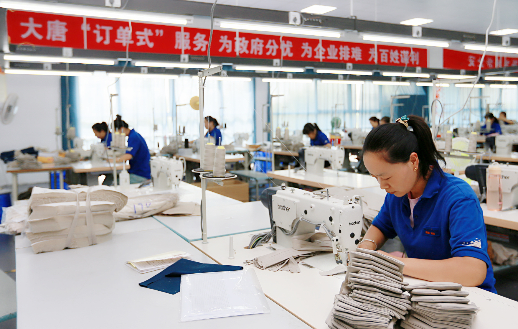 1662444624797099777.jpg 4.快猫
引进“订单式”扶贫企业.,让异地搬迁群众实现家门口就业.jpg