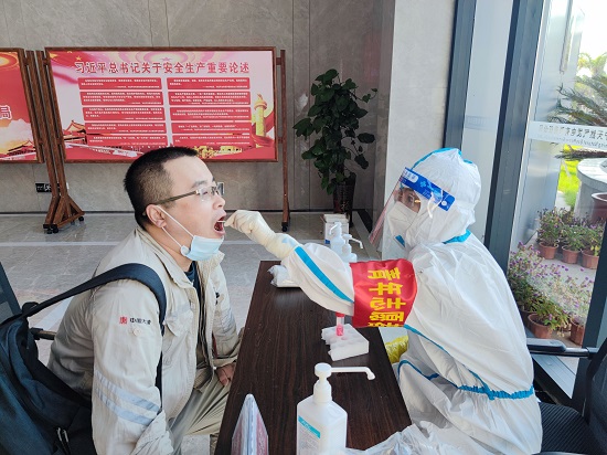 1664161809891011118.jpg 图2:青年志愿者变身”大白“为职工做核酸.jpg