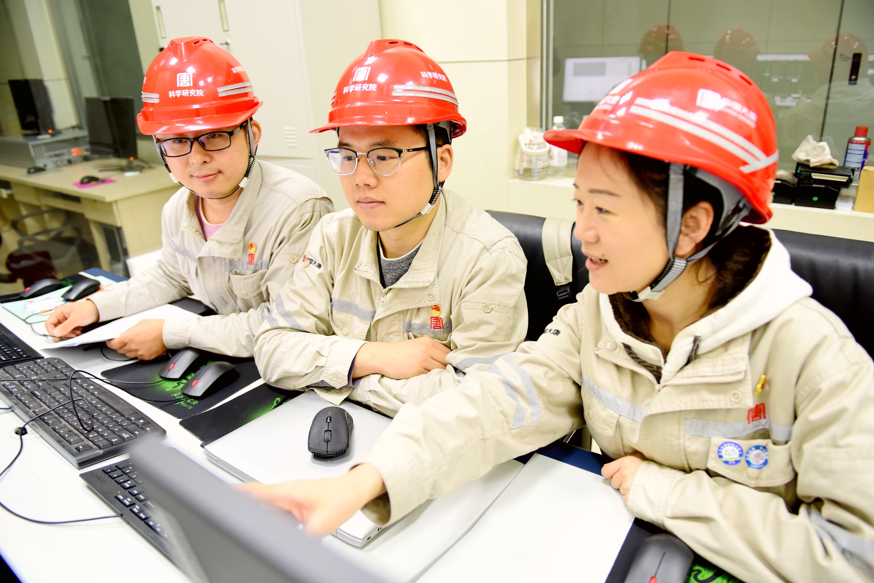 1668066384089023029.jpg 张晓航、周小朋、郭楚珊在宝鸡热电厂对2号机组DCS升级改造后的逻辑进行优化.jpg