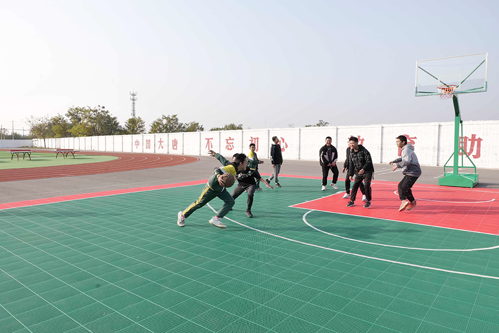 1680243270431087734.jpg 教育帮扶-寺前镇中心学校的学生在快猫
援建的操场上尽情挥洒汗水aa.jpg