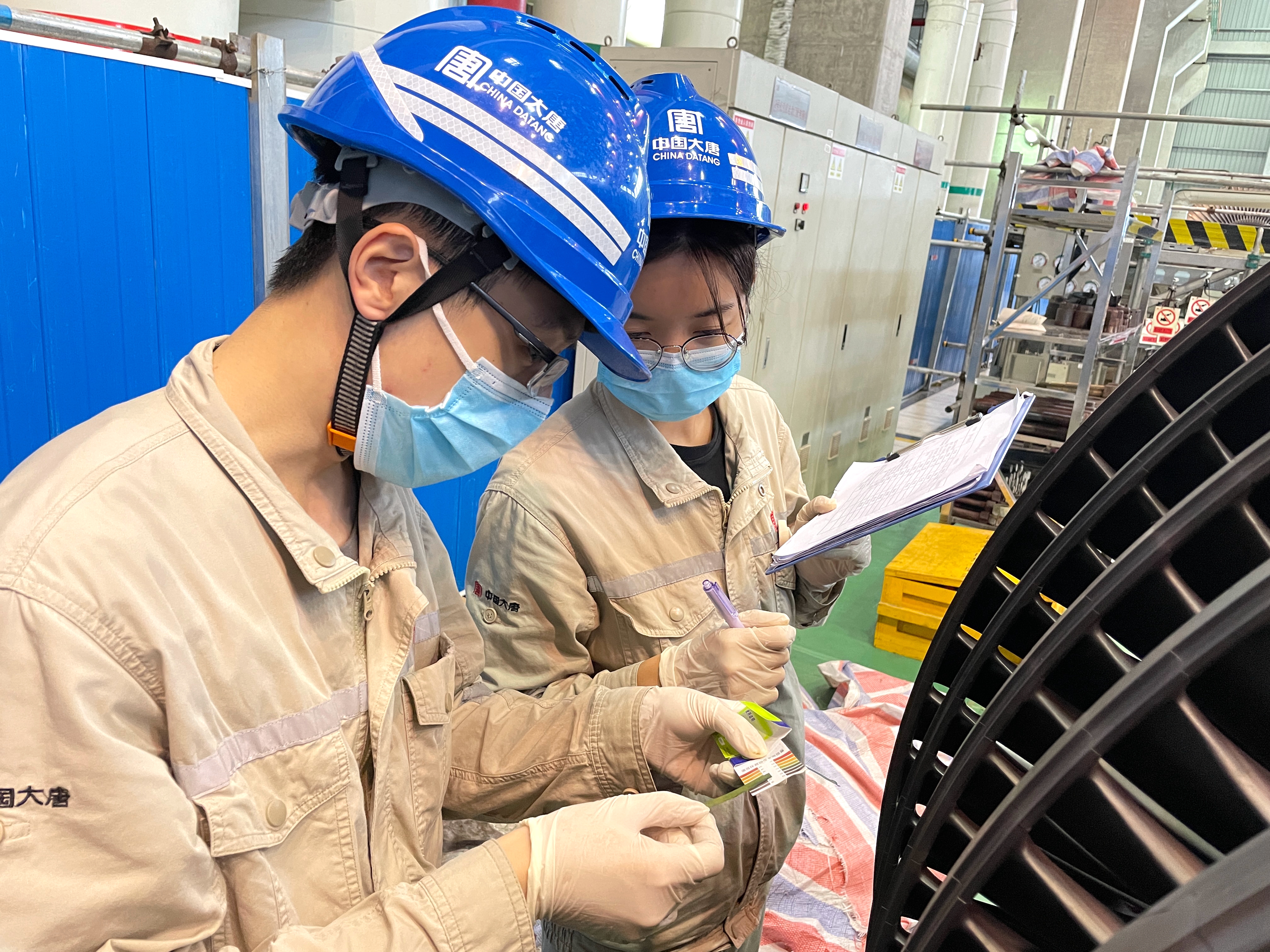 1686030492326037617.jpg A修现场,对汽轮机转子叶片进行化学检查.jpg