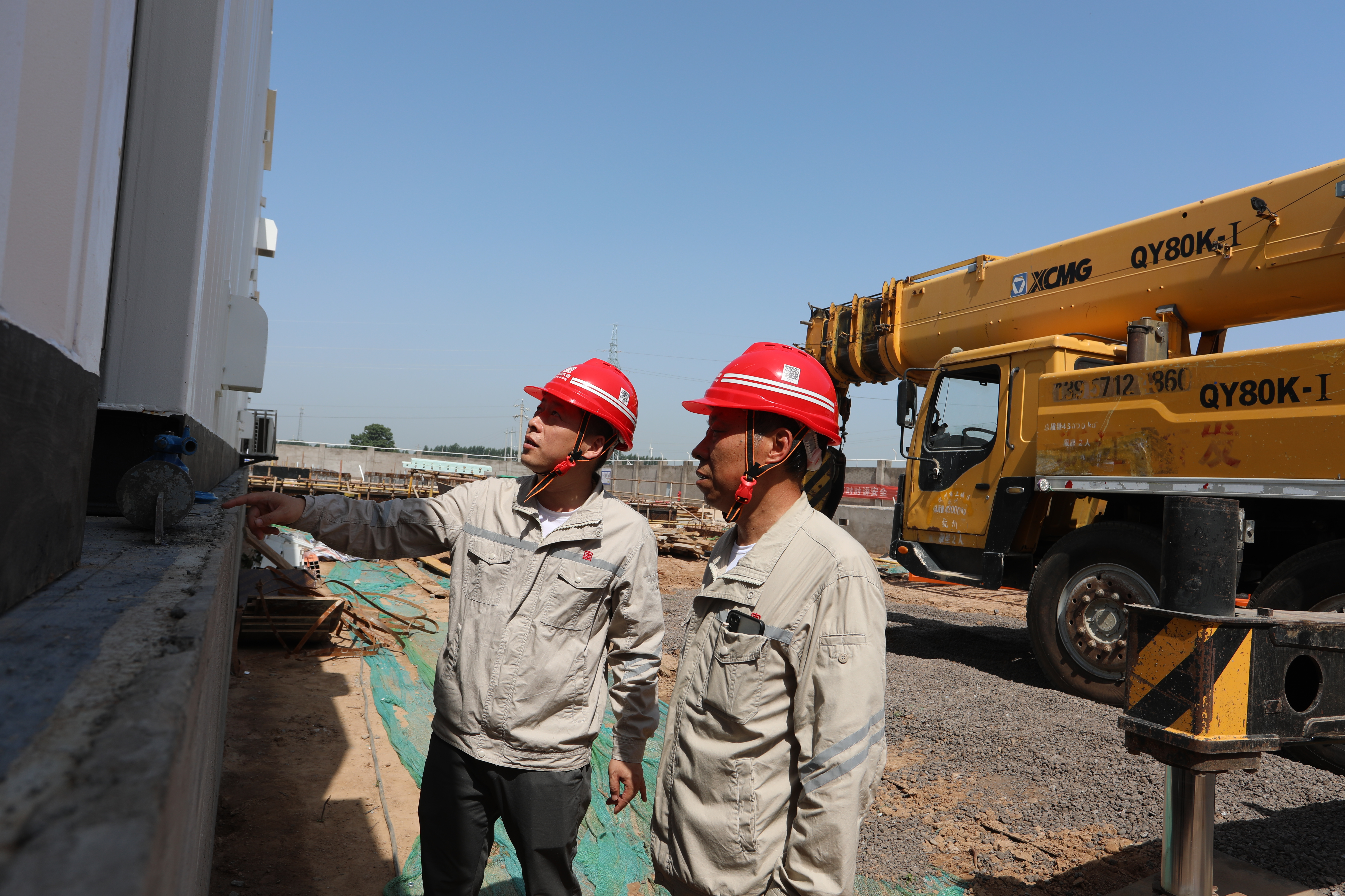 1690176582131097593.jpg 崔红军师傅在现场查看升压站土建质量.jpg