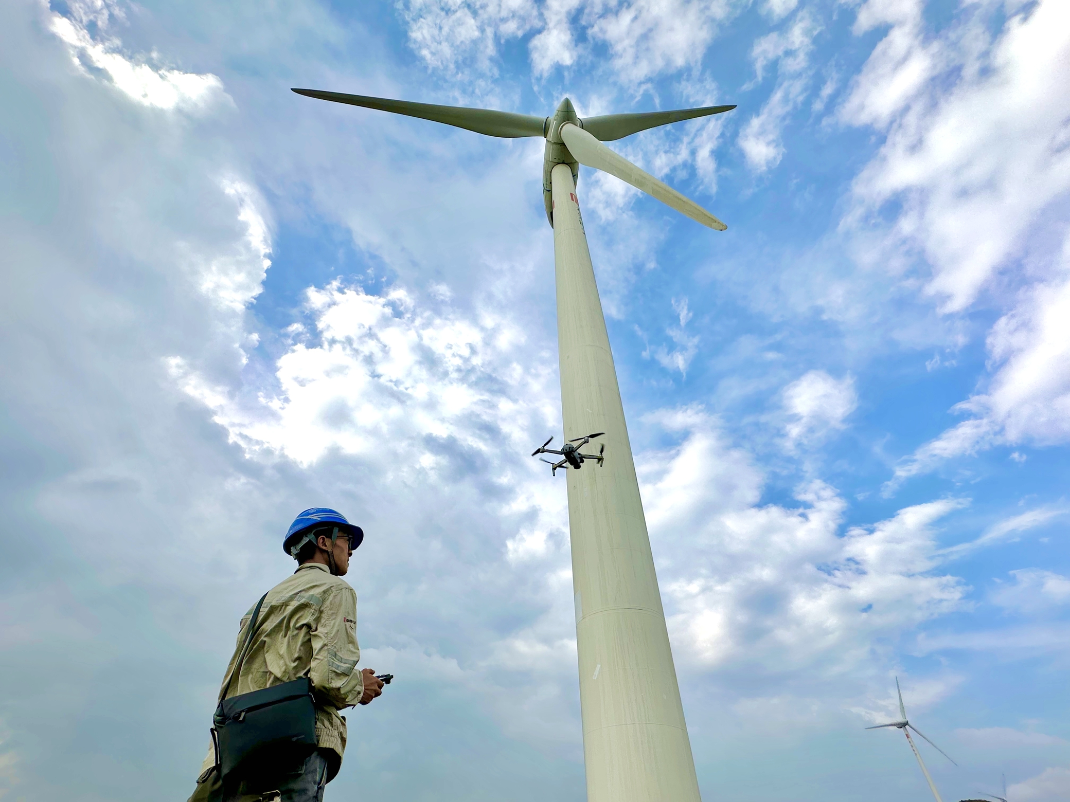 1690263499260014761.jpg 04.无人机检查风机叶片.jpg