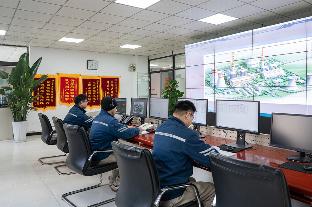 1708670470265006962.jpg 在供热中心认真监盘.jpg