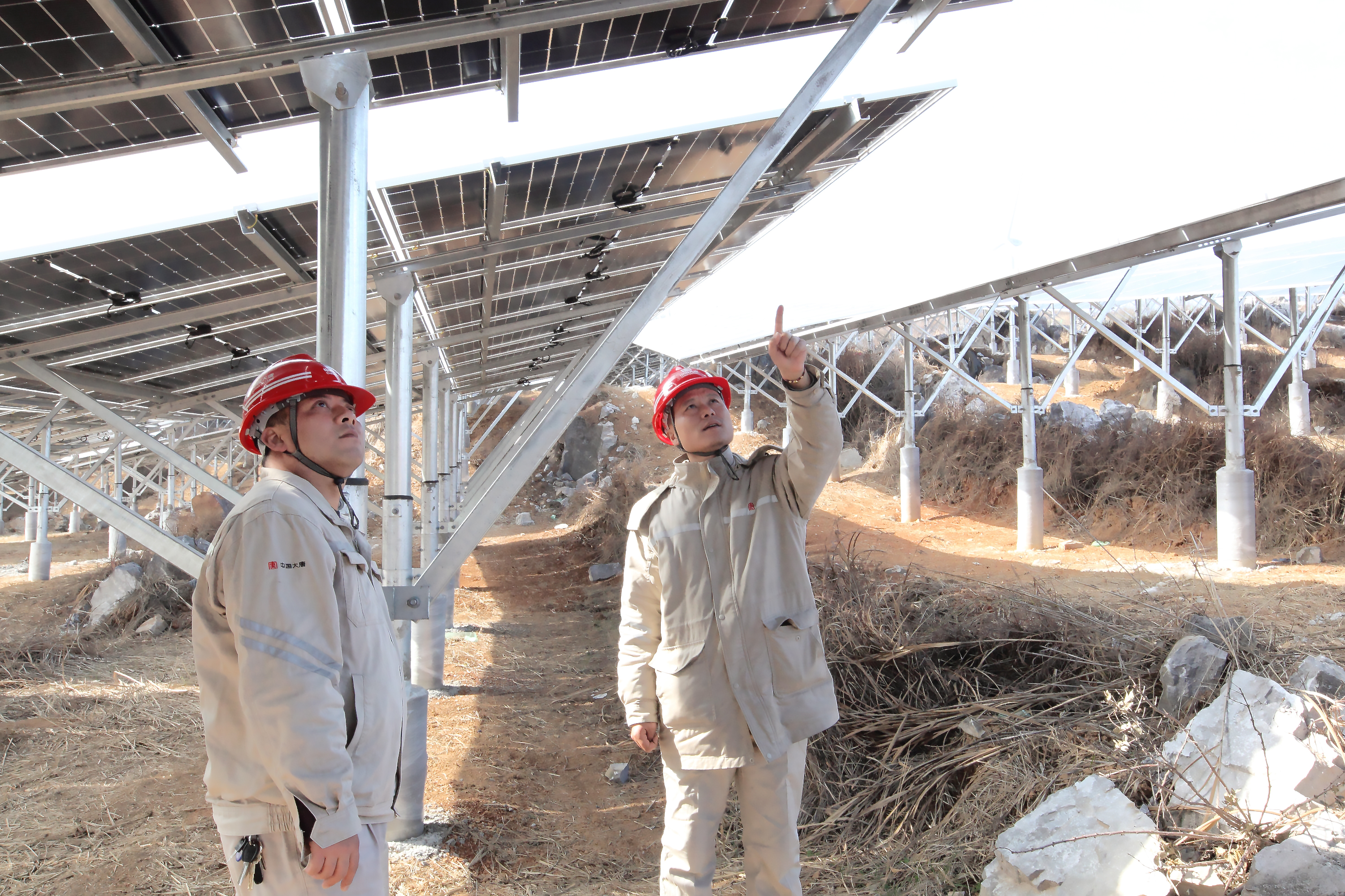 1715320925666099819.jpg 2.金竹山发电公司朱勇查看光伏板矩阵.jpg