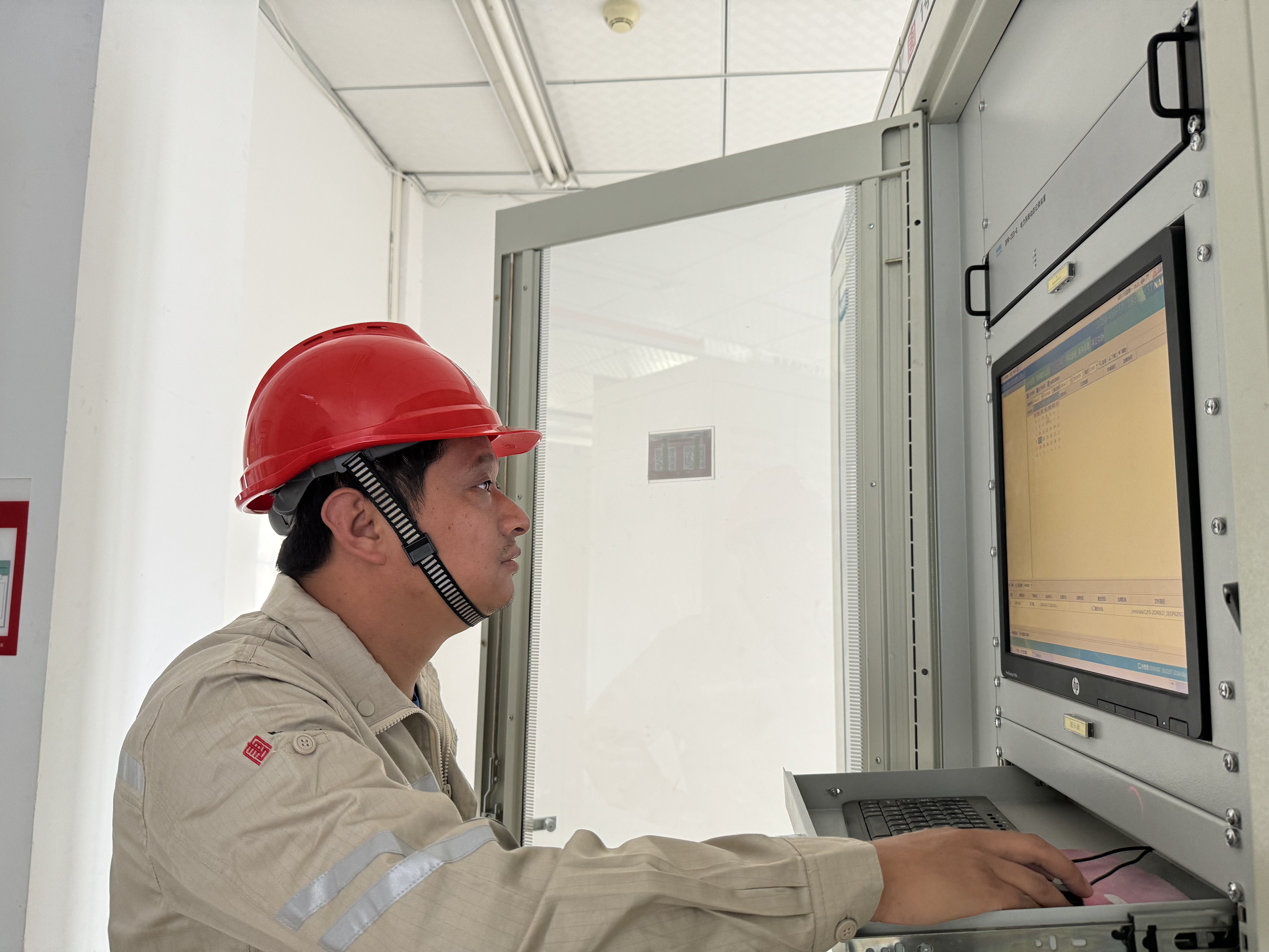 1718762896766042038.jpg 【奋斗大唐人】-杨少成:从遇见光到散发光的科技创新先进工作者1.jpg