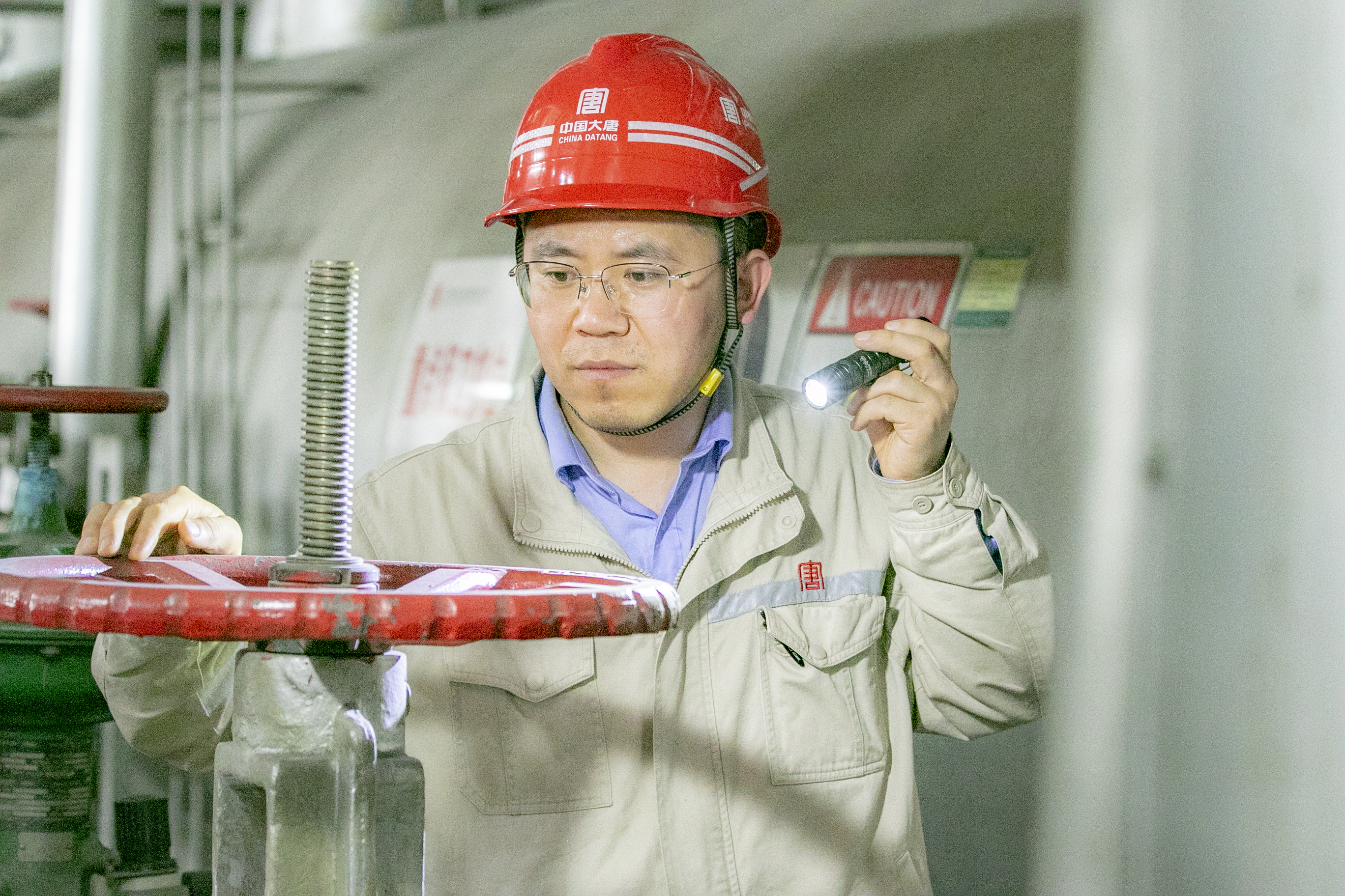 1722318662169049510.jpg 杨旭辉在生产现场精心巡检 (2).jpg