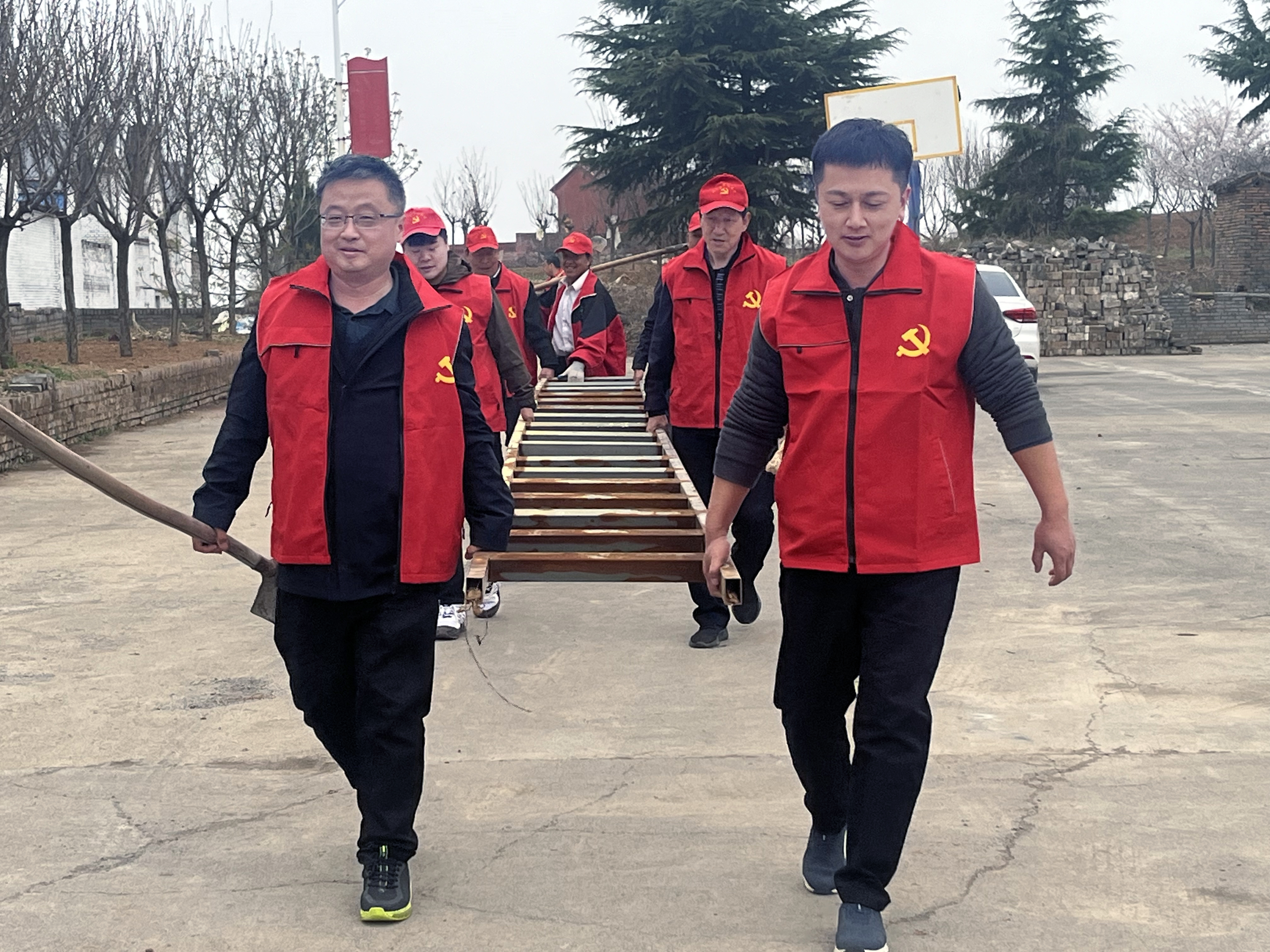 1724031431914087879.jpg 开展党员志愿者活动.jpg