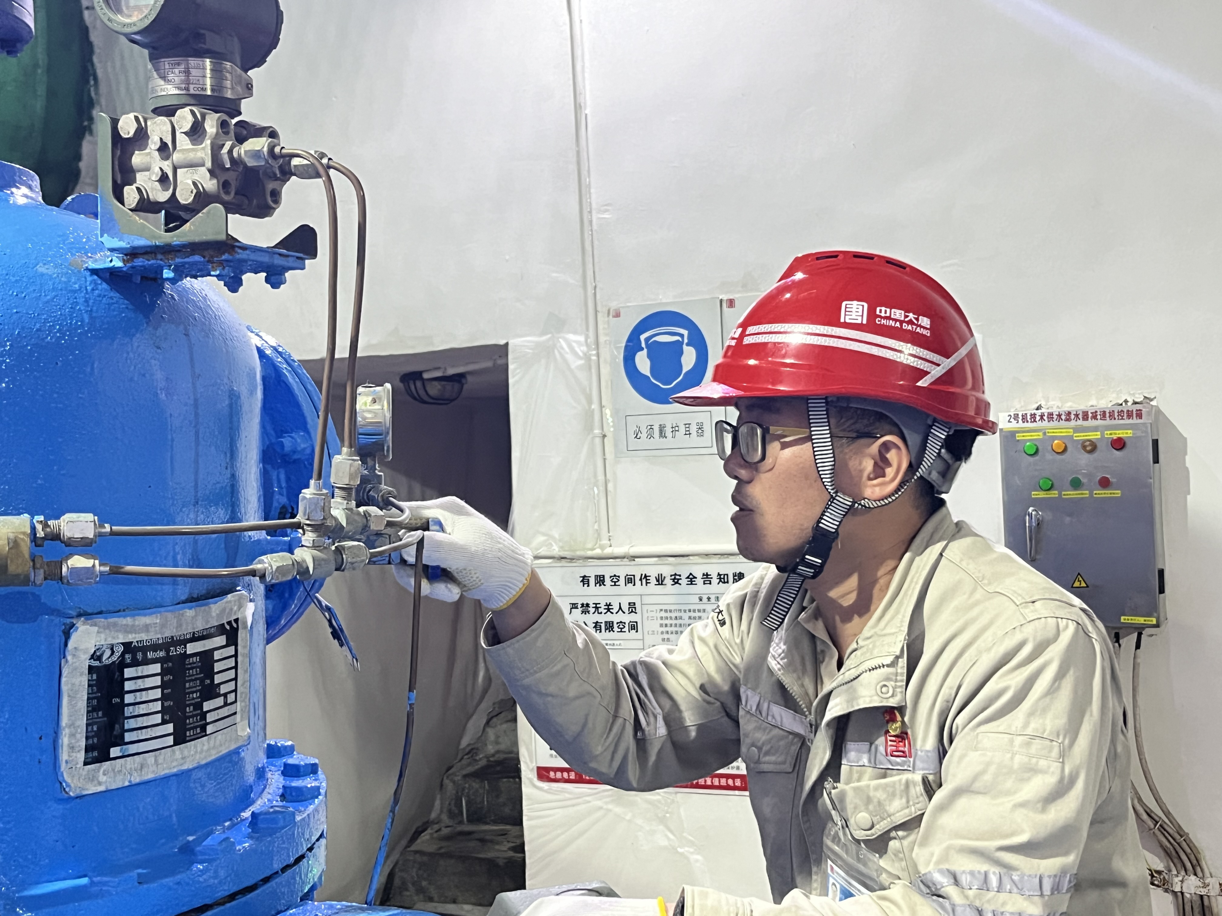 1725342722832075985.jpg 念永飞操作表计阀门,覃浩摄.jpg